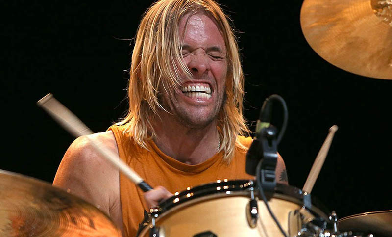 Taylor Hawkins de Foo Fighters enseña a tocar la batería en Instagram