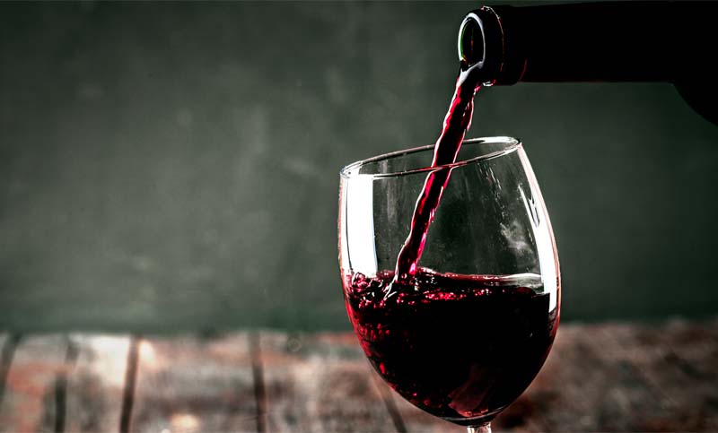 ¿Por qué no hay que beber alcohol durante el autoaislamiento por la pandemia de covid-19?