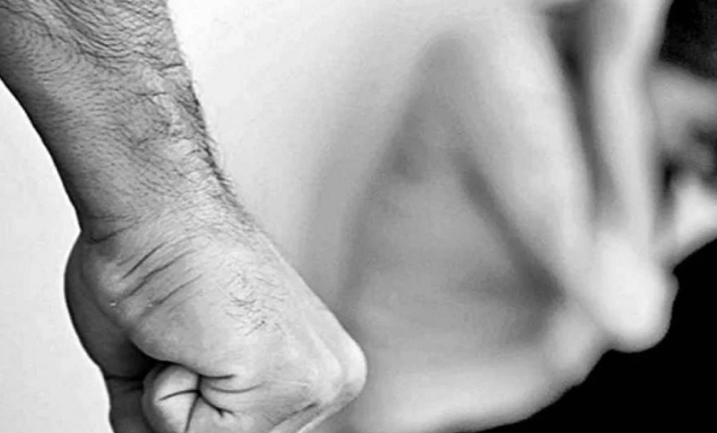 Golpeó y robó a su pareja, la amenazó con una botella rota y fue detenido