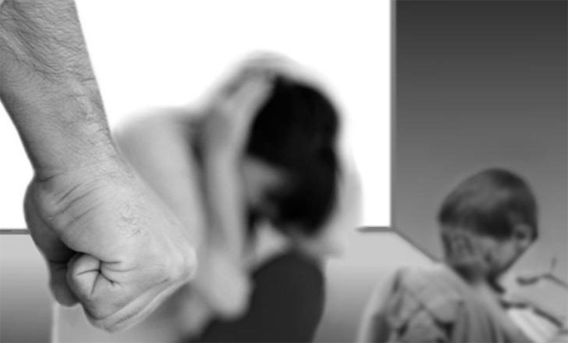 Era buscado por un homicidio y lo detuvieron cuando golpeó a su pareja y a su hija