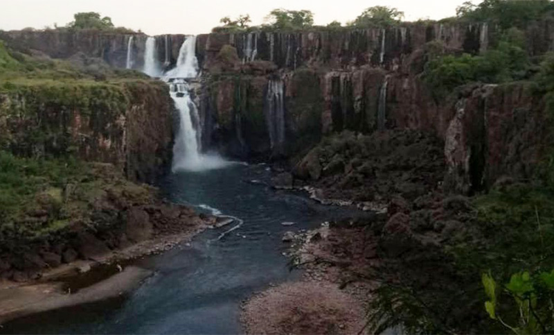 Una imagen inédita de las Cataratas del Iguazú, poco caudal de agua y sin turistas