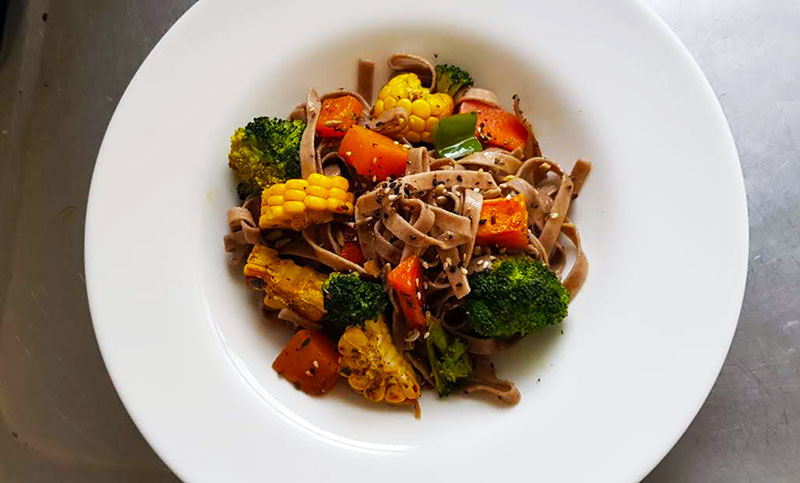 Tagliatelles integrales con vegetales horneados