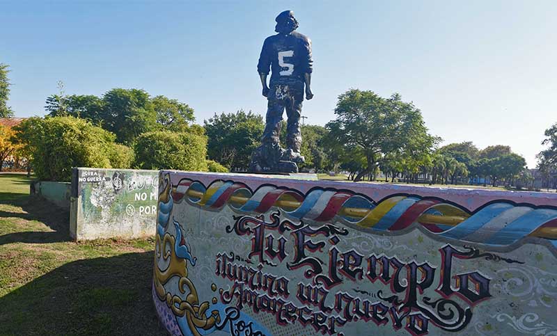 El emblemático número 5 de Carlovich fue pintado en la estatua del Che