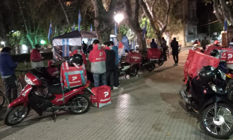 Continúa el reclamo de mercantiles y trabajadores de apps en la plaza San Martín contra la precarización