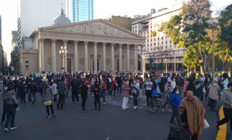 Un grupo de personas organizó una concentración en Plaza de Mayo rompiendo la cuarentena