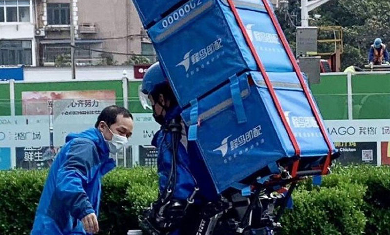 En China los repartidores comienzan a usar exoesqueletos para cargar con 50 kg a la espalda como si nada