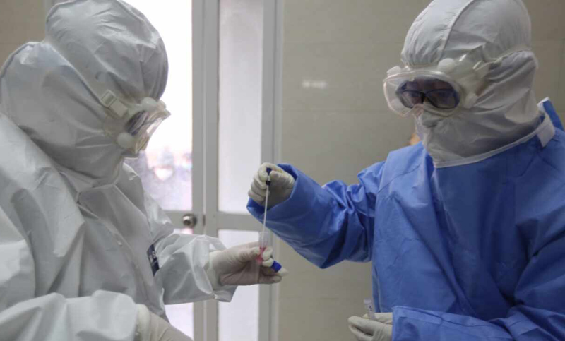 Otra jornada con más de 5.000 casos de coronavirus y casi cien muertes en el país