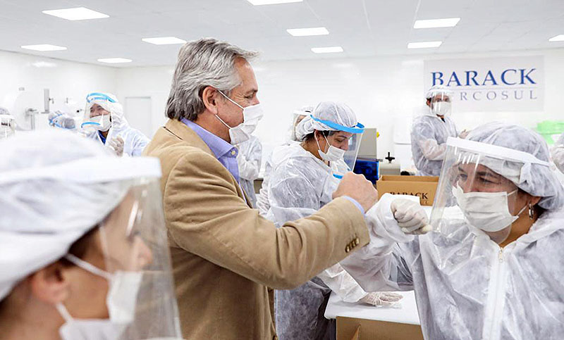 Alberto Fernández visitó una empresa reconvertida y pidió “no bajar los brazos” a los trabajadores