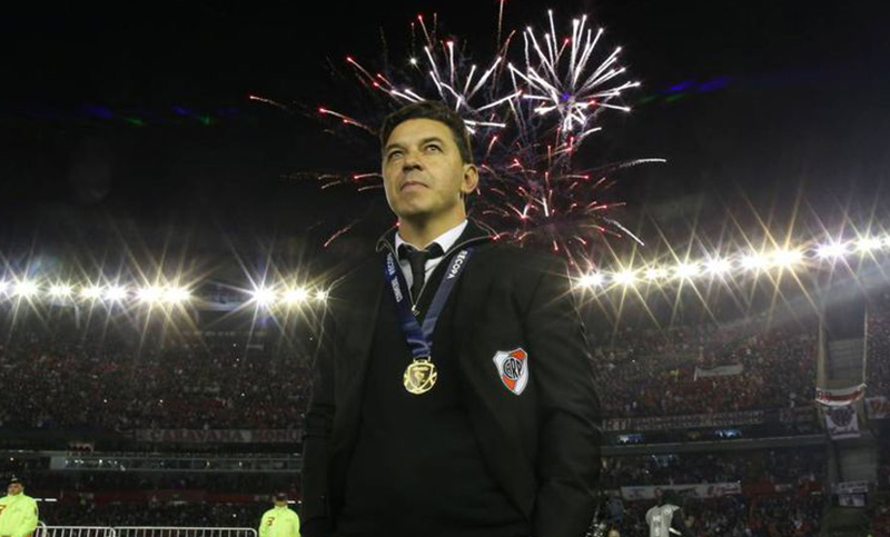 Gallardo donó un emblemático saco para ayudar a comedores del Padre Pepe