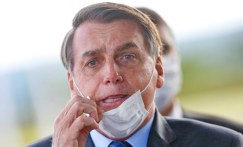 Bolsonaro, molesto por la diferencia de muertos con Argentina, dijo que “va camino al socialismo”