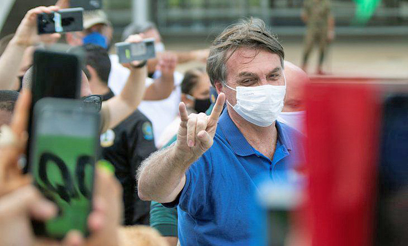 Bolsonaro asistió a una manifestación mientras la pandemia hace estragos en Brasil
