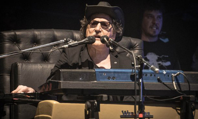 Charly García evoluciona favorablemente: no tiene coronavirus pero seguirá internado