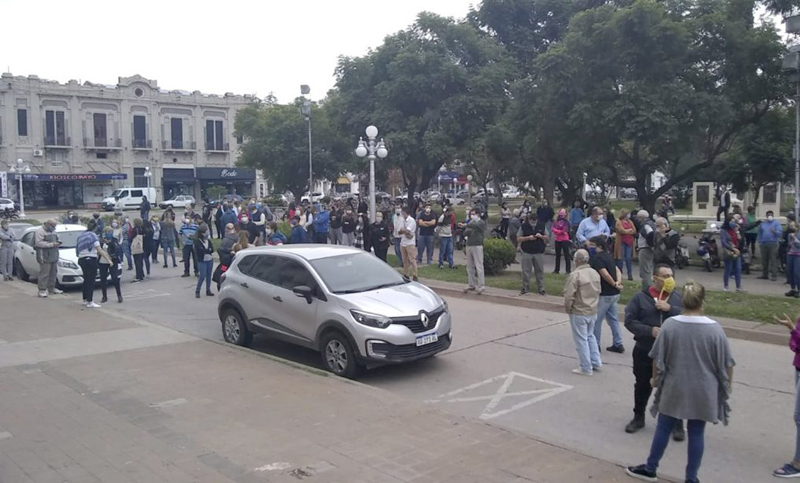 Comerciantes de Esperanza se manifestaron para reclamar por la apertura de sus locales