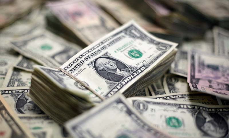 El dólar oficial cerró a $69,84 y las acciones y bonos operaron a la baja 