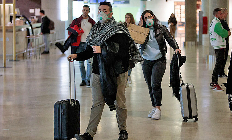 España ordenó que las personas que lleguen del exterior deberán confinarse por 14 días