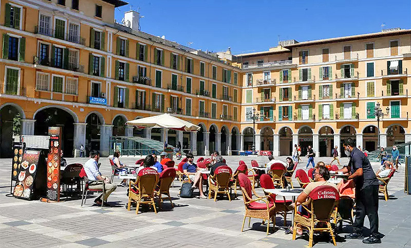 España extendió las restricciones a viajes y las muertes por coronavirus vuelven a bajar