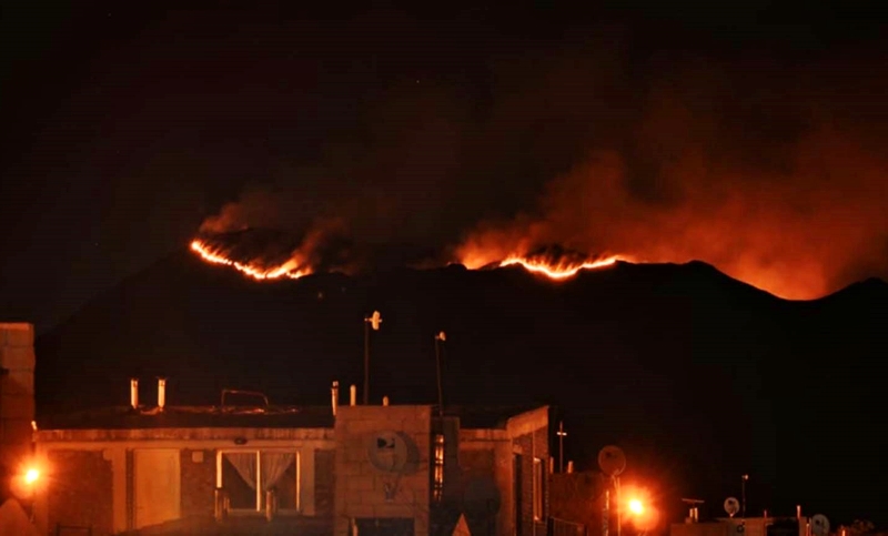 Quince dotaciones de bomberos trabajan para controlar incendio en San Luis