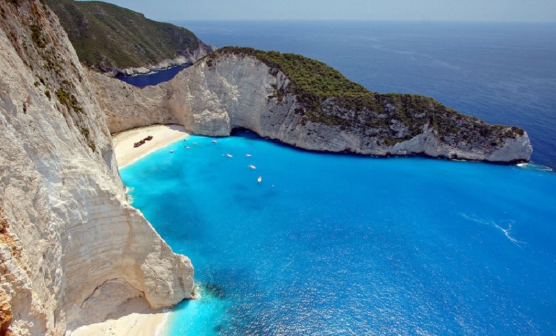 Grecia rehabilita los transbordadores a sus islas para salvar el verano