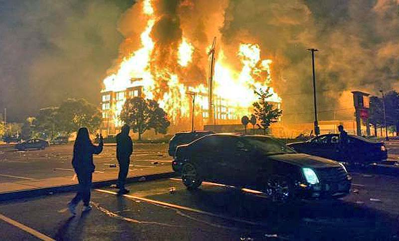 Un muerto, saqueos e incendios en EEUU en otra noche de protestas contra el racismo policial