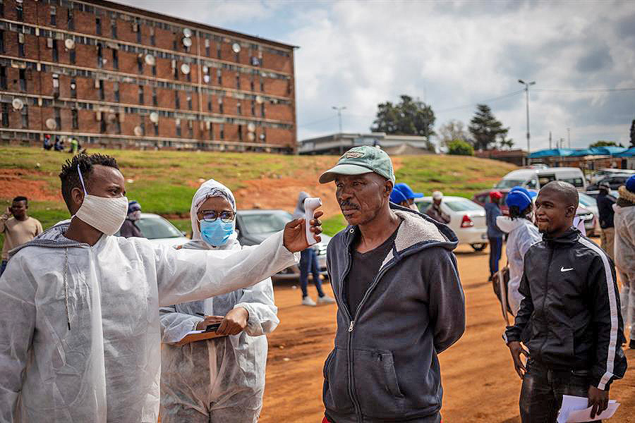 Sudáfrica dará libertad condicional a 19.000 presos para contener el coronavirus en las cárceles