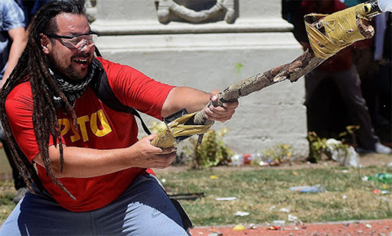 Detuvieron en Uruguay al militante de izquierda que estaba prófugo tras disparar con un mortero casero frente al Congreso
