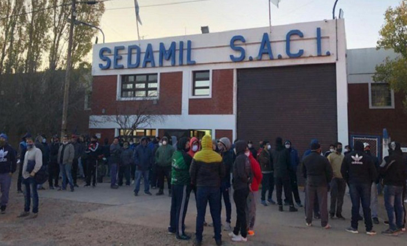 Empleados tomaron la empresa textil que hizo la tela para la camiseta de la Selección