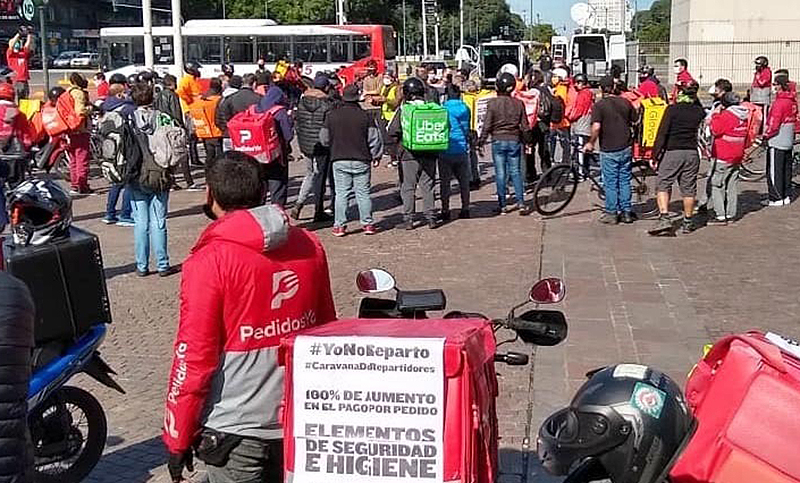 Trabajadores de reparto se concentran en el Obelisco y marchan a sede del Ministerio de Trabajo