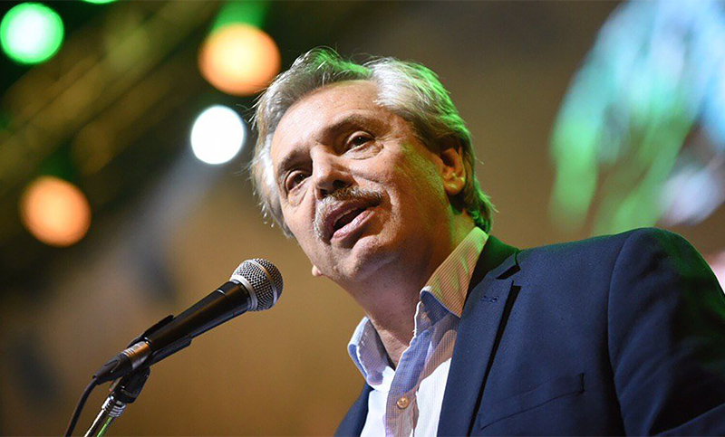 Fernández dijo que la producción de los test rápidos facilitará el regreso del fútbol