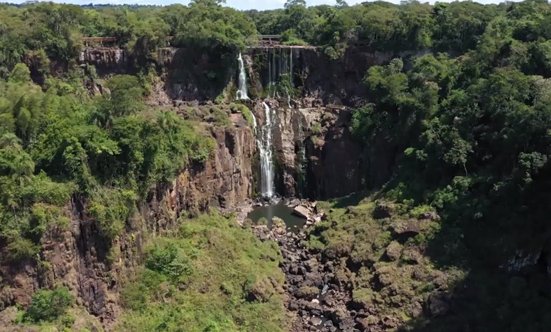 Ríos del noreste en alerta rojo: las Cataratas casi secas y el Gualeguaychú se cruza caminando