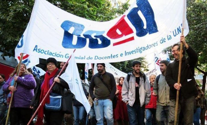 Docentes de la UNR donaron 165 mil pesos a centros comunitarios