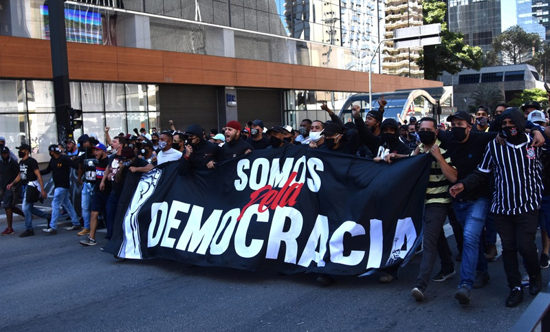 Bolsonaristas y opositores se enfrentaron en la tradicional Avenida Paulista de San Pablo