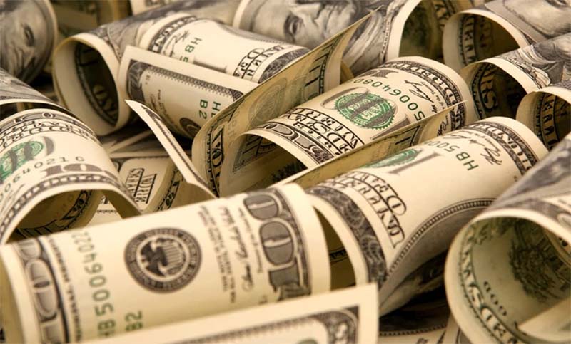 El dólar subió 28 centavos y cayeron las cotizaciones bursátiles