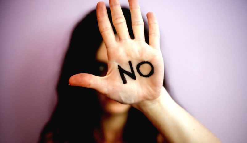 Luchar contra el cáncer y las amenazas constantes del ex de su hija