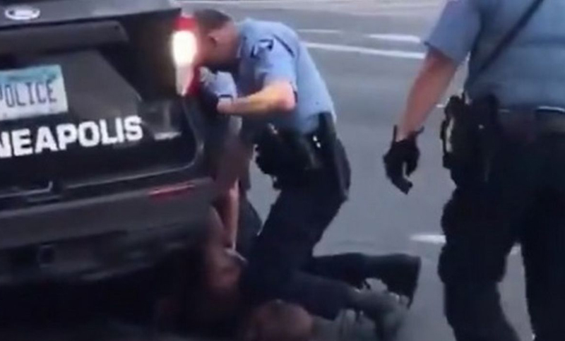 Un policía de Minneapolis fue acusado por el homicidio de George Floyd