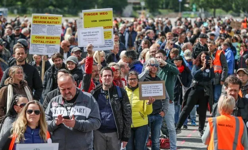 Miles de alemanes protestaron contra restricciones por Covid-19 y propuestas de vacunación masiva de Bill Gates