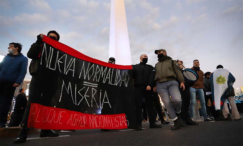 Protesta variopinta contra el aislamiento en la zona del Obelisco