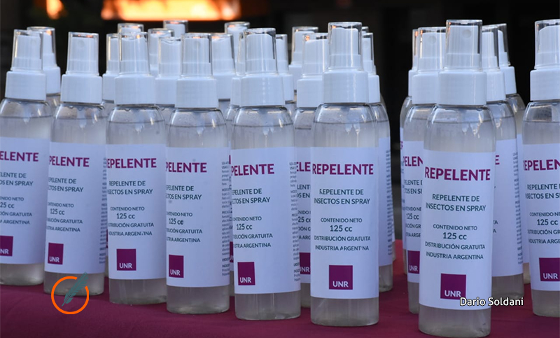 La UNR entregó repelentes de producción pública a la Municipalidad para combatir el dengue