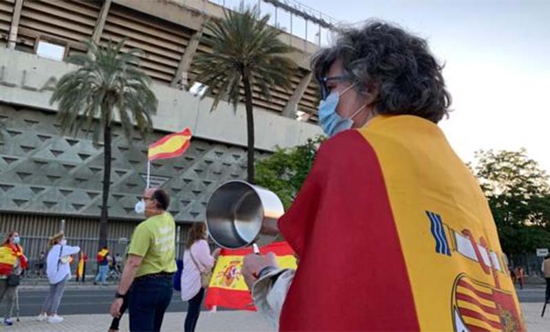 Sevilla ya es un clamor: cientos de personas marchan por cuarto día contra Sánchez