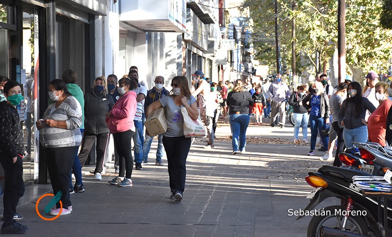 «Reapertura progresiva» en Rosario: comerciantes ansiosos y nutrida clientela en los barrios y el centro