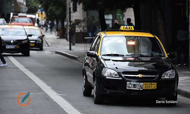 A pesar de la apertura de los comercios y el paro de colectivos, siguen las largas filas de taxis vacíos