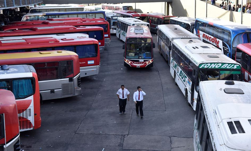 Tras 24 días, sigue el paro por salarios adeudados en el transporte interurbano de Córdoba