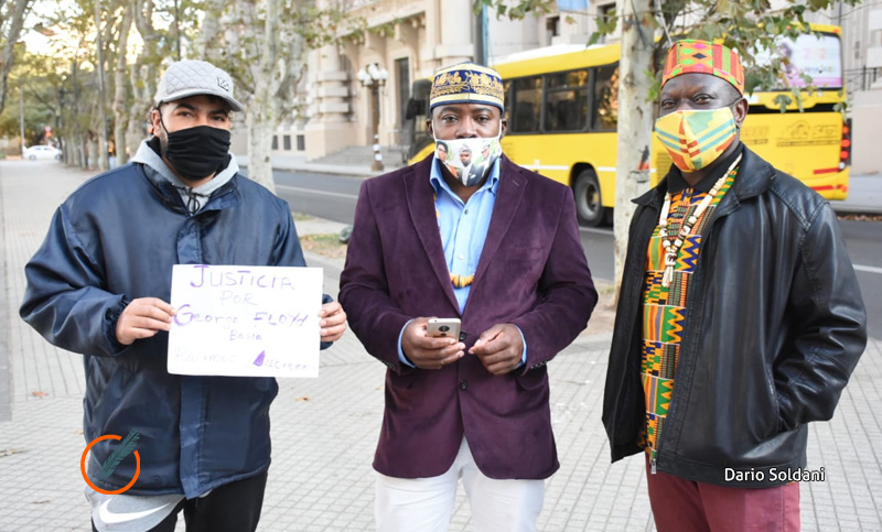 Vendedores ambulantes africanos reclamaron por un subsidio frente a gobernación