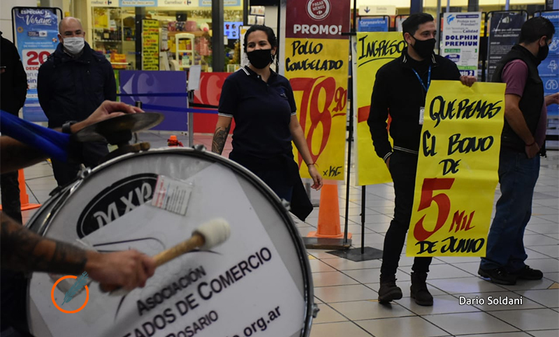 Trabajadores mercantiles se manifestaron frente a Carrefour para reclamar el pago del bono de 5.000 pesos