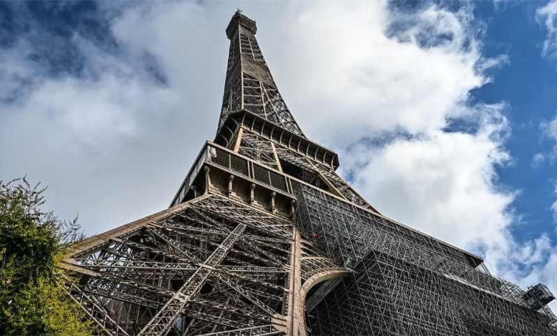 Después de más de 100 días volvió a abrir la Torre Eiffel