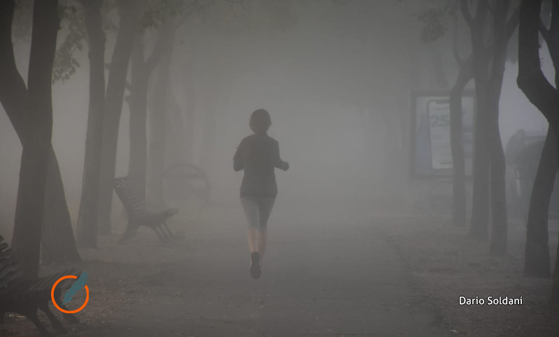 Entre el humo de las islas y la niebla, Rosario quedó tapada por una nebulosa gris