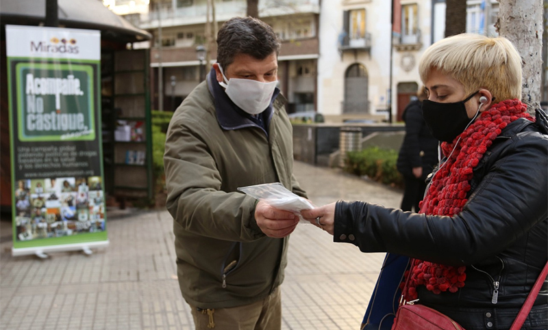 Política de drogas: distribuyeron barbijos con la consigna «Acompañe, no castigue»