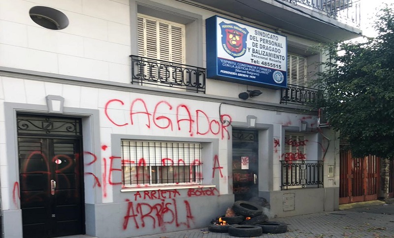 Vandalizaron la sede de Dragado y Balizamiento en Rosario mientras había una reunión adentro