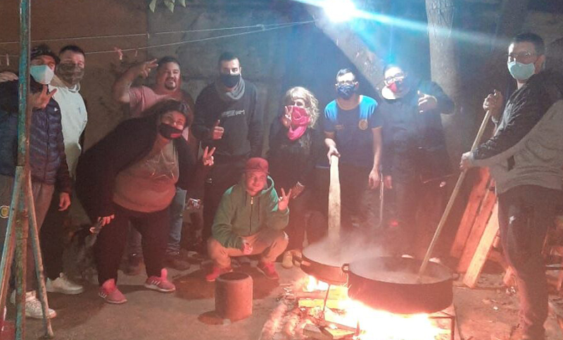 Los pibes que ayer estigmatizaban, hoy le cocinan al barrio