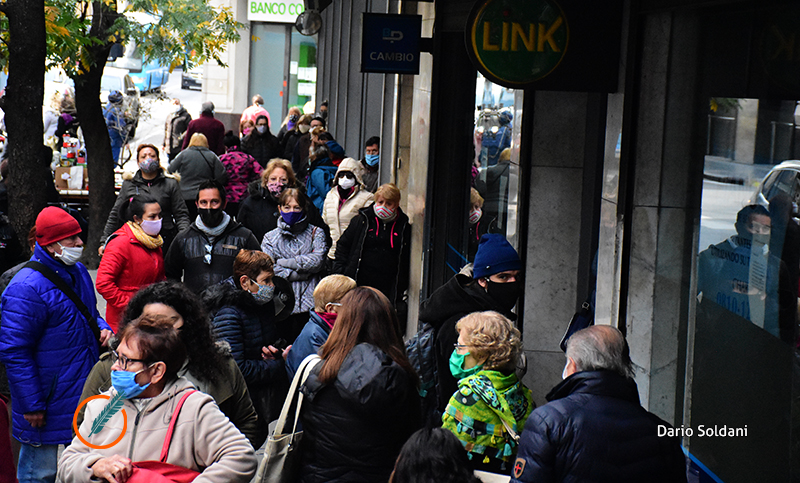 Con frío y sin protocolo, volvieron las largas filas de jubilados en los bancos de la ciudad