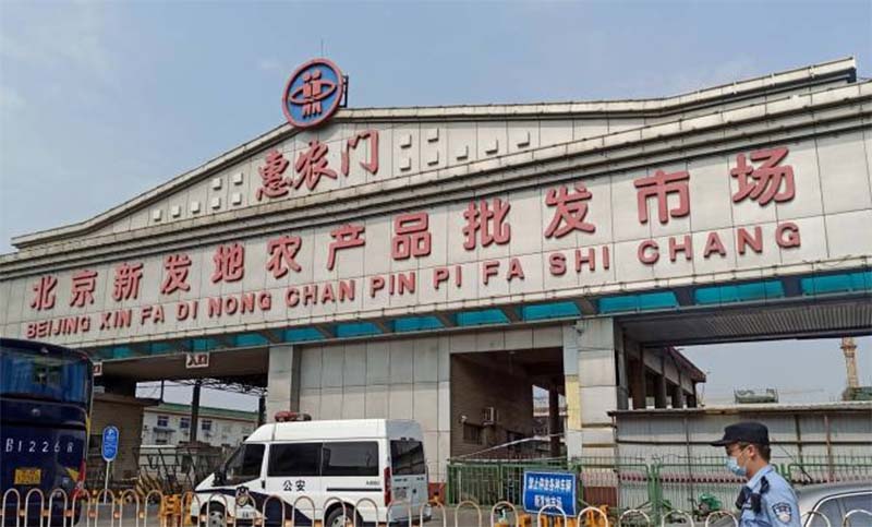 Máxima alarma en China por brote de coronavirus en el mercado más grande de Beijing